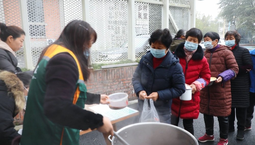 传统节日|龙游溪口志愿者送上暖心腊八粥，愿好运“粥”而复始