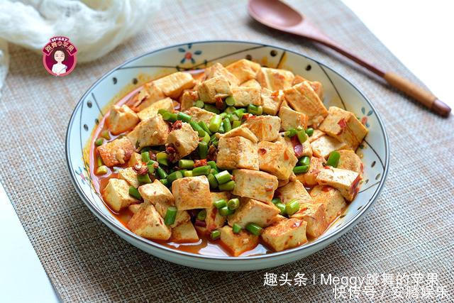 想要豆腐入味不碎，70多岁老妈的方法赞，几滴油不放盐，倍儿香