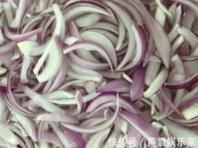 睡眠质量|每晚睡前喝一碗洋葱煮水,坚持一周,4件好事悄悄找上门