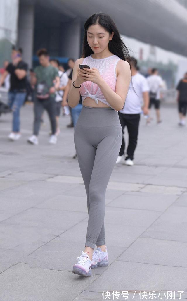 高跟鞋 简单装扮的瑜伽裤显得干净挺阔，不同的款式风格，吸引目光