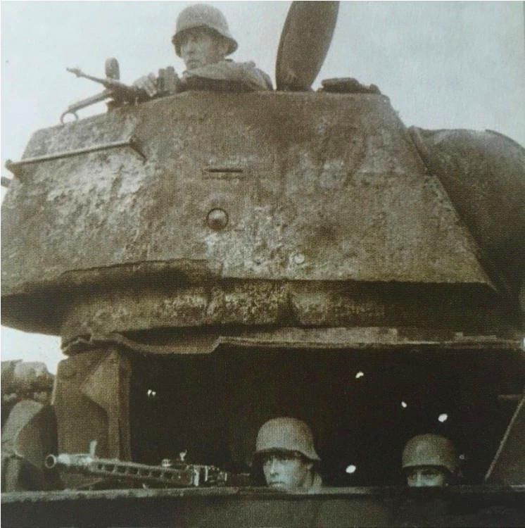 看着|历史上过目难忘瞬间：藏进苏联坦克里的德军，孤独的看着战俘玩扑克牌的美军