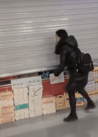 |搞笑GIF:可怜的面包车还不足月就生下来了!就不怕翻了吗!