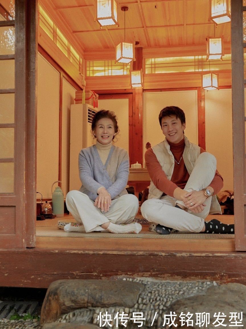 这位60岁奶奶的穿搭真讲究,优雅知性时髦有魅力,气质不输年轻人