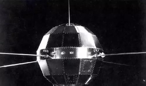 东方红 东方红一号还在轨运行,失去动力50年,它为何“永不落”