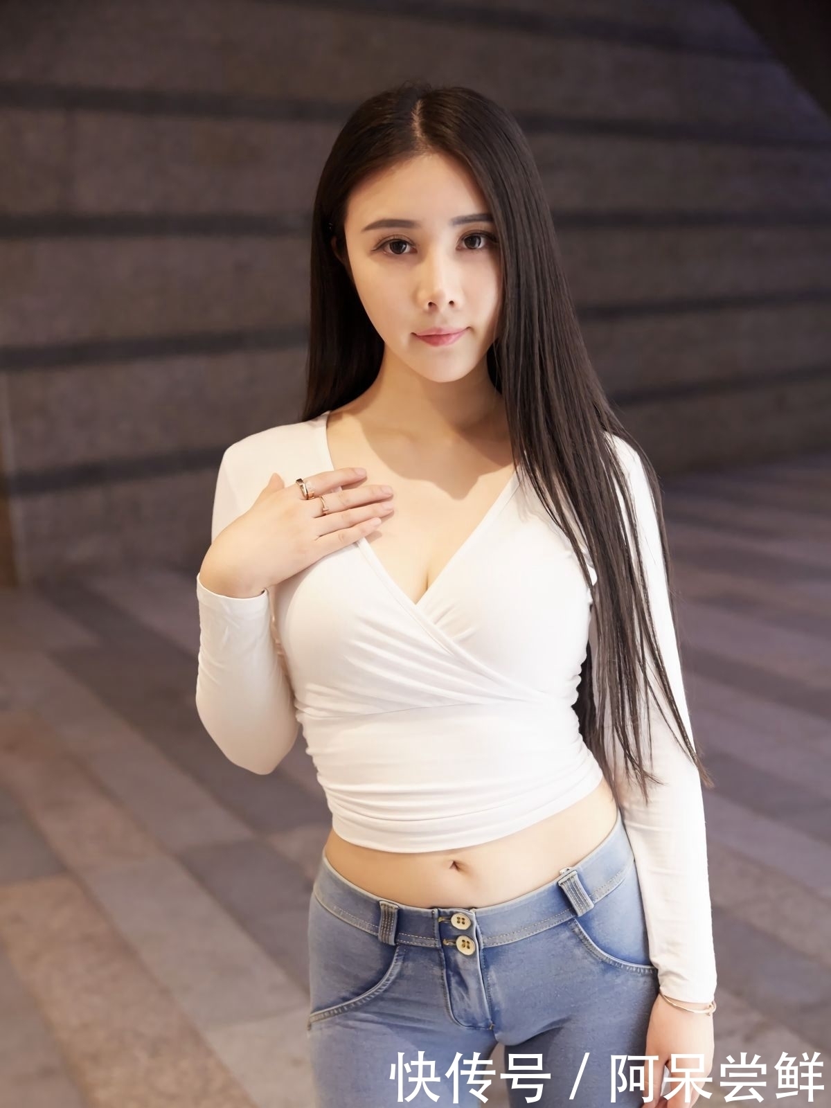 紧身|紧身牛仔裤:丰满凹凸时尚小姐姐,丰姿绰约,尽显曼妙身姿!