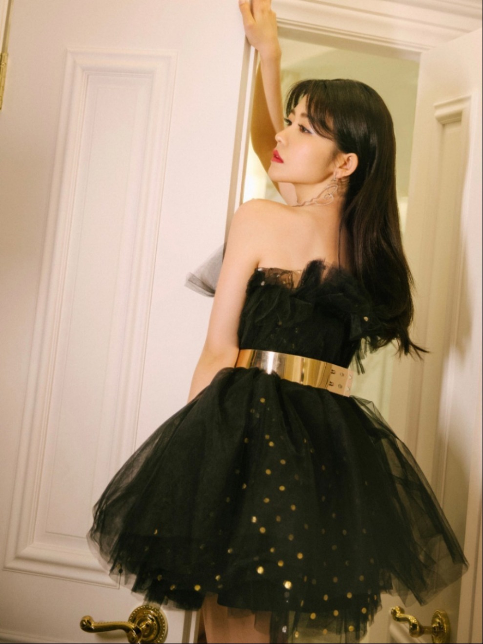 赖美云的“黑天鹅”造型超惊艳!抹胸纱裙大秀好身材,直角肩绝了