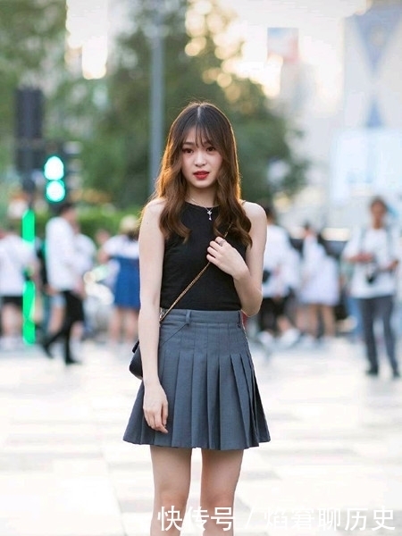 展示|街拍,甜美的小姐姐展示知性与温柔,时尚的穿搭女神范尽显