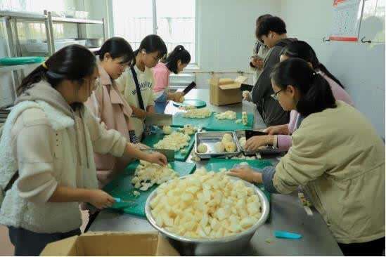 学长学姐|大一学生们熬制冰糖雪梨温暖冲刺考研的学长学姐