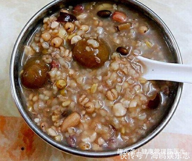 绿豆|绿豆汤被称为“万能解药”，煮绿豆时加2物，润肠通便，控制血糖