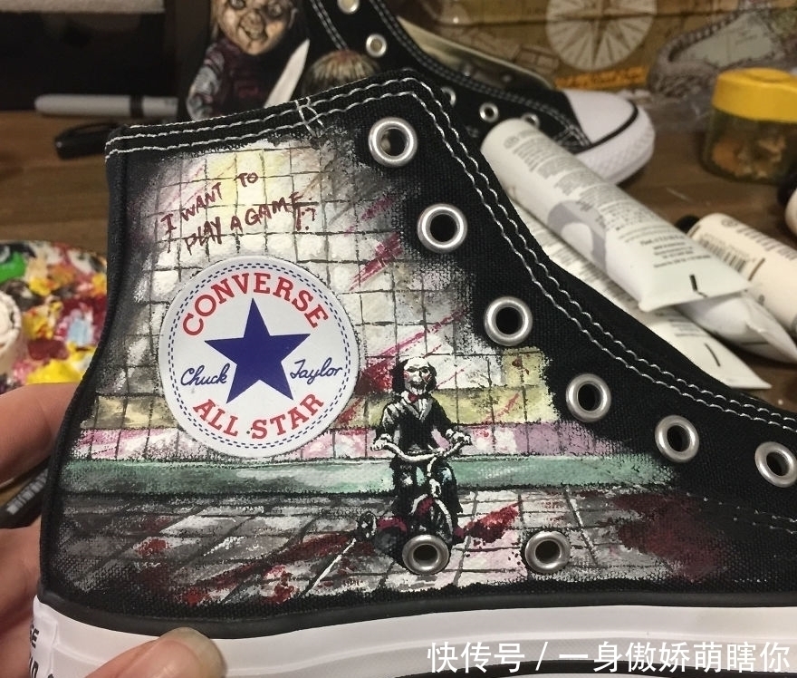 恐怖片|9岁女孩的生日礼物,艺术家为她绘制“恐怖帆布鞋”,你敢穿吗?