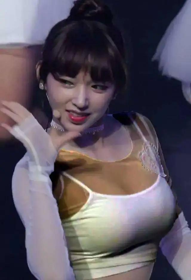 cos|程潇COS春丽胜在大腿够壮,日本原型胜在够美,最经典的却是她