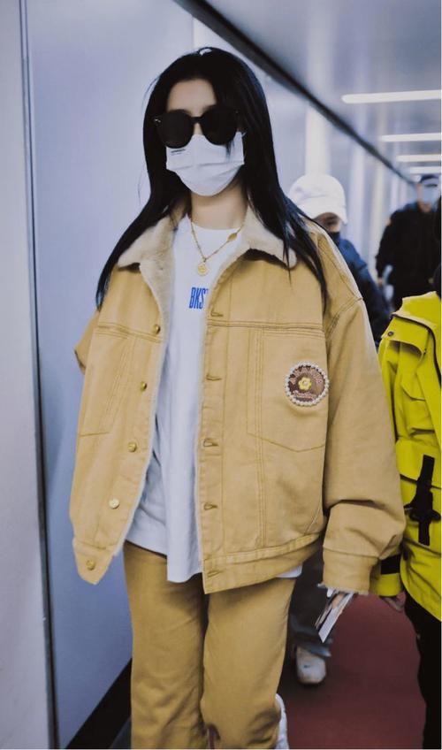 耐看|同色系穿搭好高级!穿灰色风衣配阔腿裤,简约搭配超耐看