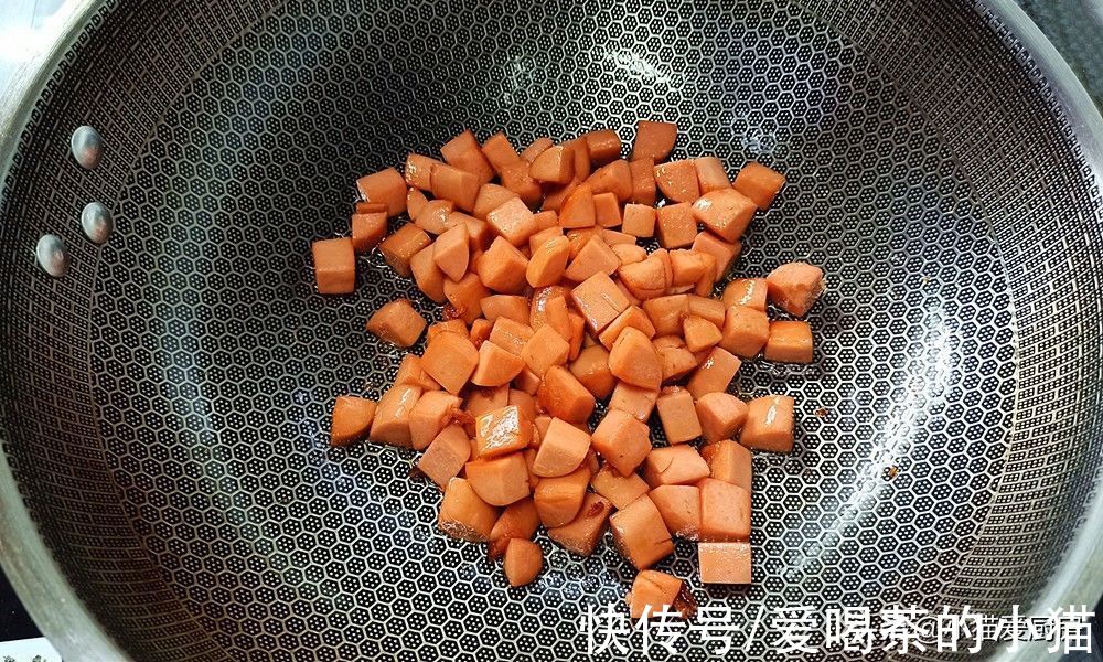 香辣过瘾的孜然土豆火腿肠,浓郁的烧烤风味,下饭又解馋特别过瘾