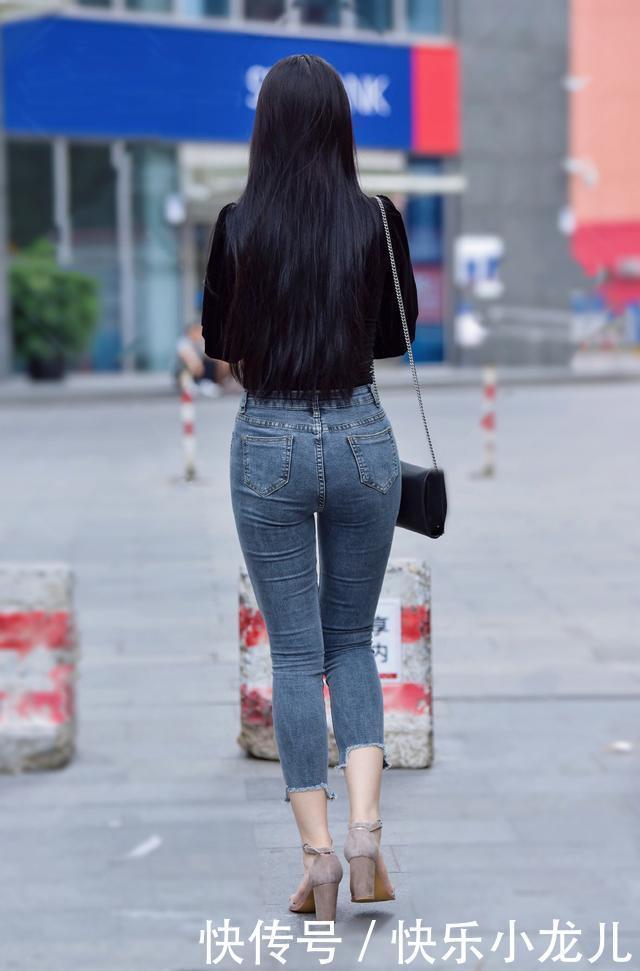 牛仔裤修身的高手，简单的搭配让美变得与众不同，不得不爱
