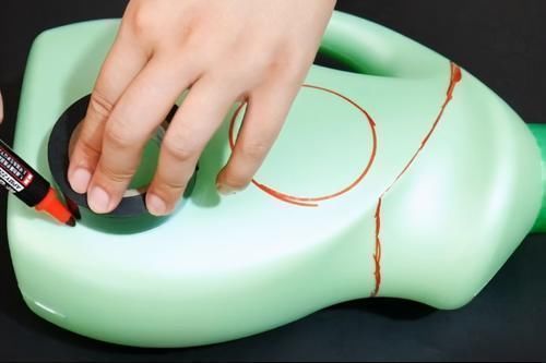 洗衣液瓶不要扔,中间切3个圆圈,放在卫生间,全家人都抢着用