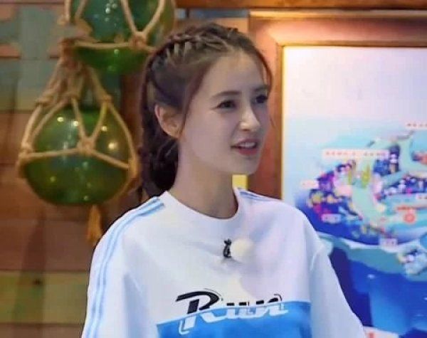 baby名牌被何洛洛撕掉后,镜头切换到蔡徐坤,反应让人猜不透