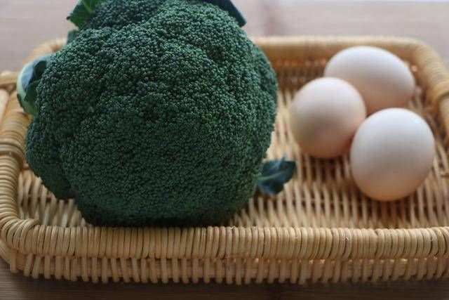 西兰花|西兰花别炒着吃，教你解馋新做法，颜值高吃不胖，三天两头就想吃