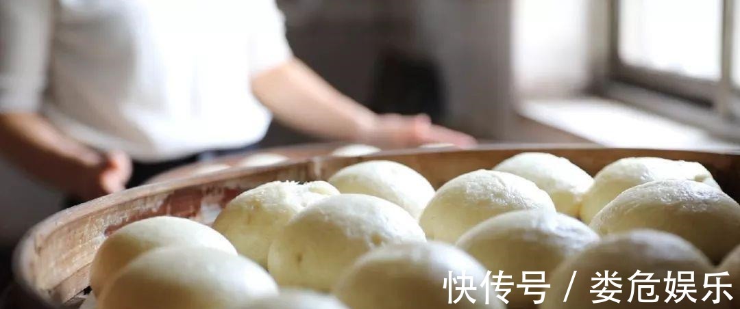 发面时，万万不可只加酵母！多加3样，9分钟溢盆，馒头又香又软