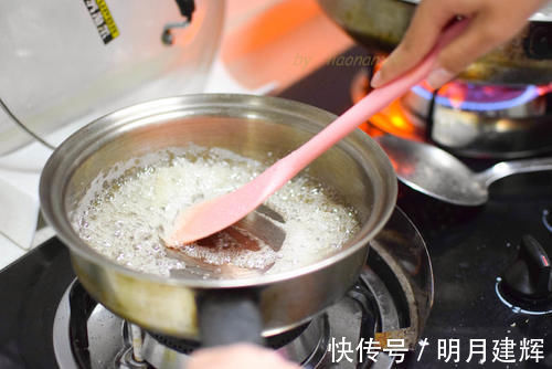 上小学的女儿用苹果给妈妈做了一盘甜点，真是甜到心坎里了