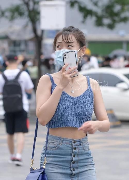 街拍：美女紧致修身的穿搭给人一种绝对的力量感，干练有型