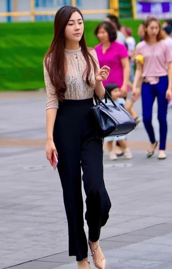  美女|街拍：长发俏皮的美女，白色上衣配牛仔裤，时尚气质十足