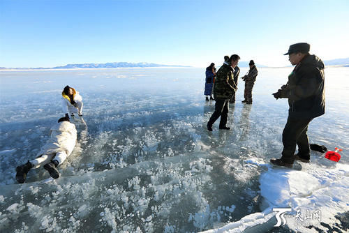 赛里木湖绝美冰泡引游客争睹奇观
