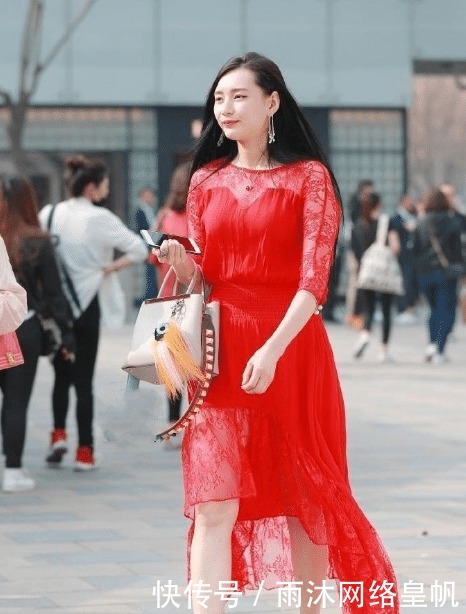 耀眼的红色,不需要限制美女的美