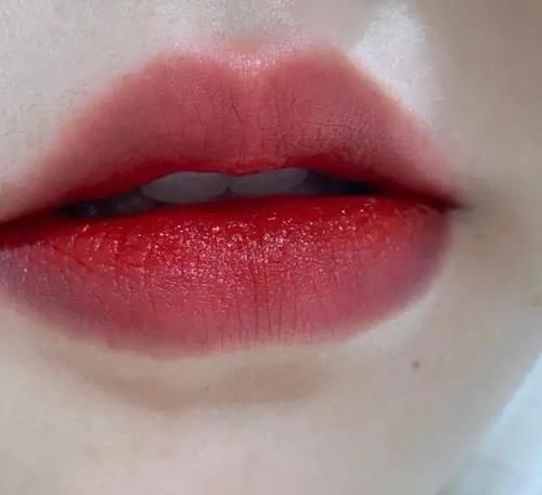 长期涂口红的女生，嘴巴这5个问题很明显，中两个就该注意了！