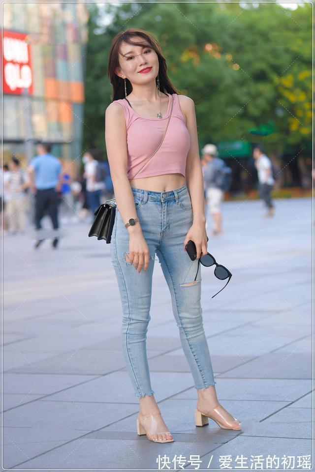 吊带 粉色吊带搭配破洞牛仔裤,青春靓丽,气质迷人