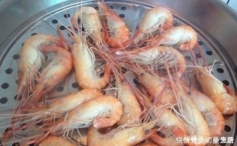 清蒸罗氏虾|清蒸“罗氏虾”,很多人用错了“水”难怪腥味重,肉质柴