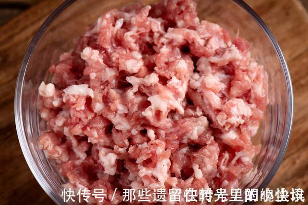 炸肉丸子时，切记“2放2不放”，丸子外焦里嫩，酥脆不油腻