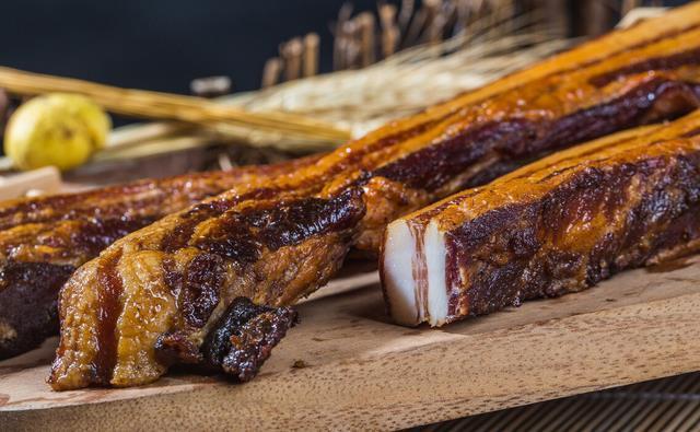  冬天|冬天里家中必备的腊肉，这样腌制才对，看着就有过年的气息