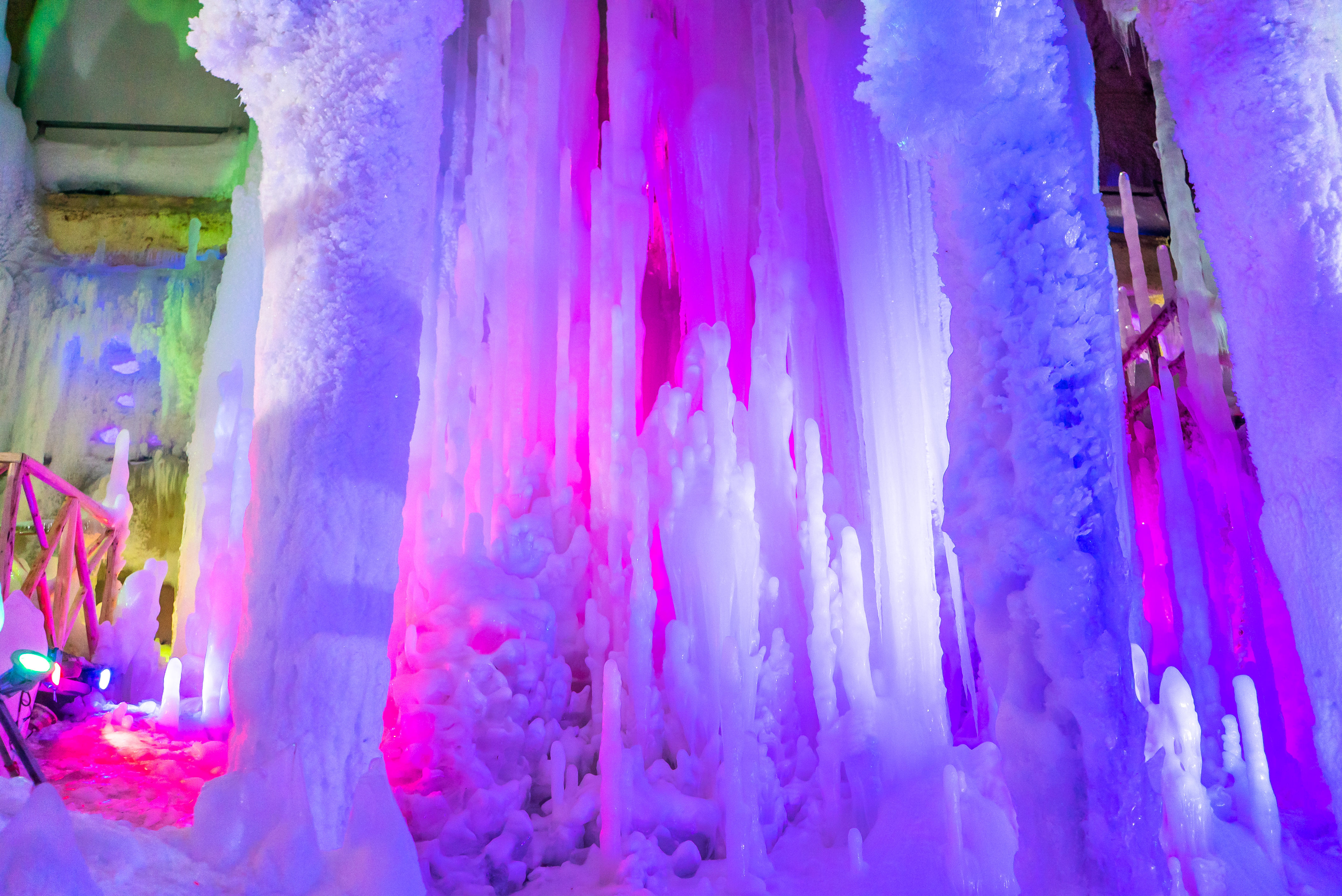 游梦幻绚丽冰雪溶洞，在江南大冰洞找寻冬日的快乐