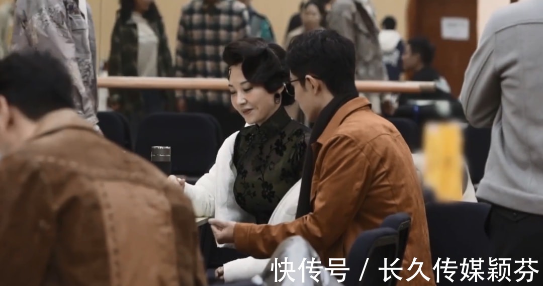 肖战|肖战话剧纪录片曝光，无实物表演吃东西被辣到，素颜出镜无包袱