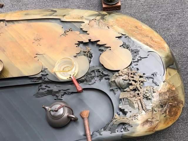 真正的“难得一见”,把长近2米的石头刻成山水画,还制成了茶盘