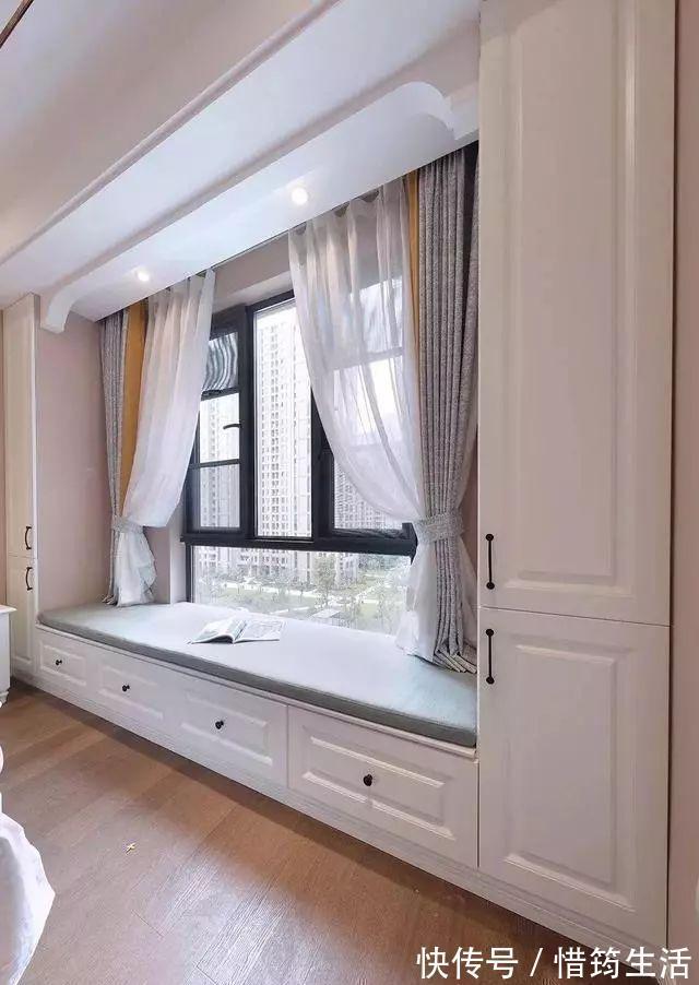 飘窗|卧室飘窗别再浪费了，现在流行这样装，能顶上一个大衣柜