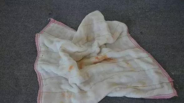 婆婆|厨房的抹布“油腻腻”向婆婆讨教一招,扔水里泡,再脏也能干净