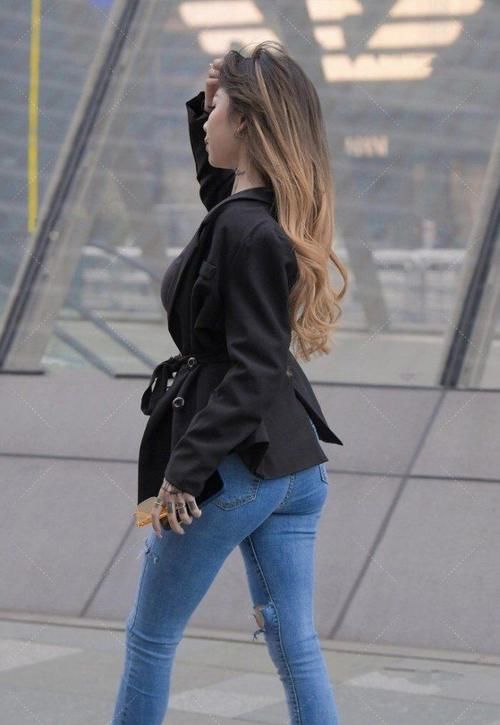 深色上衣搭风衣，看着也很凉爽，牛仔裤融合了乞丐风元素更时尚