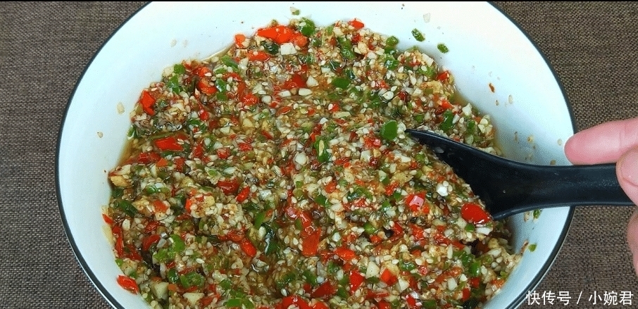 “万能的蒜蓉辣酱”,教你最正宗的做法,拌啥都好吃,实在太香了