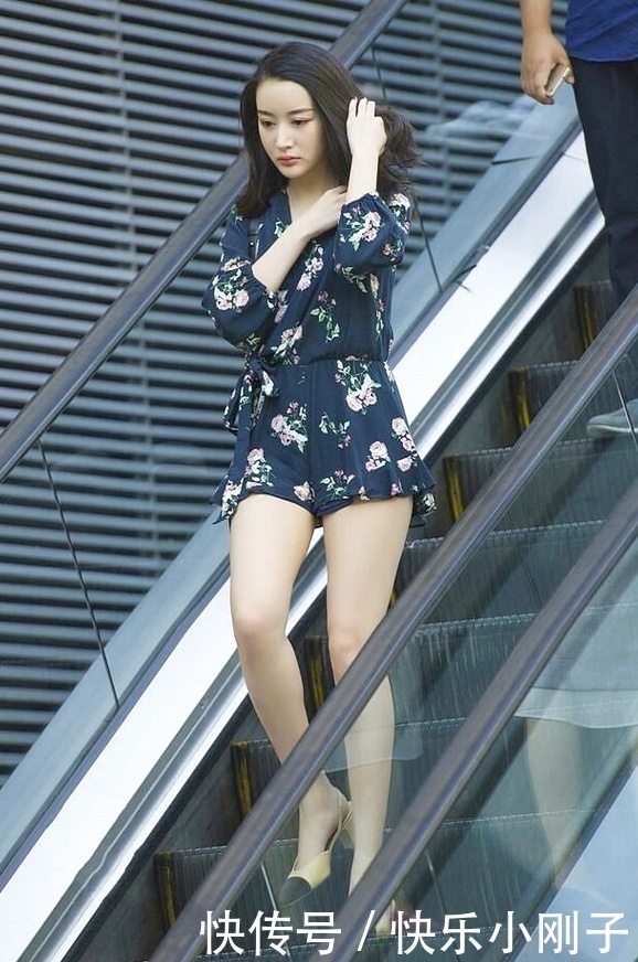 让本人|小模特穿印花的连衣裙,不仅十分淑女,秋天也能更清凉!