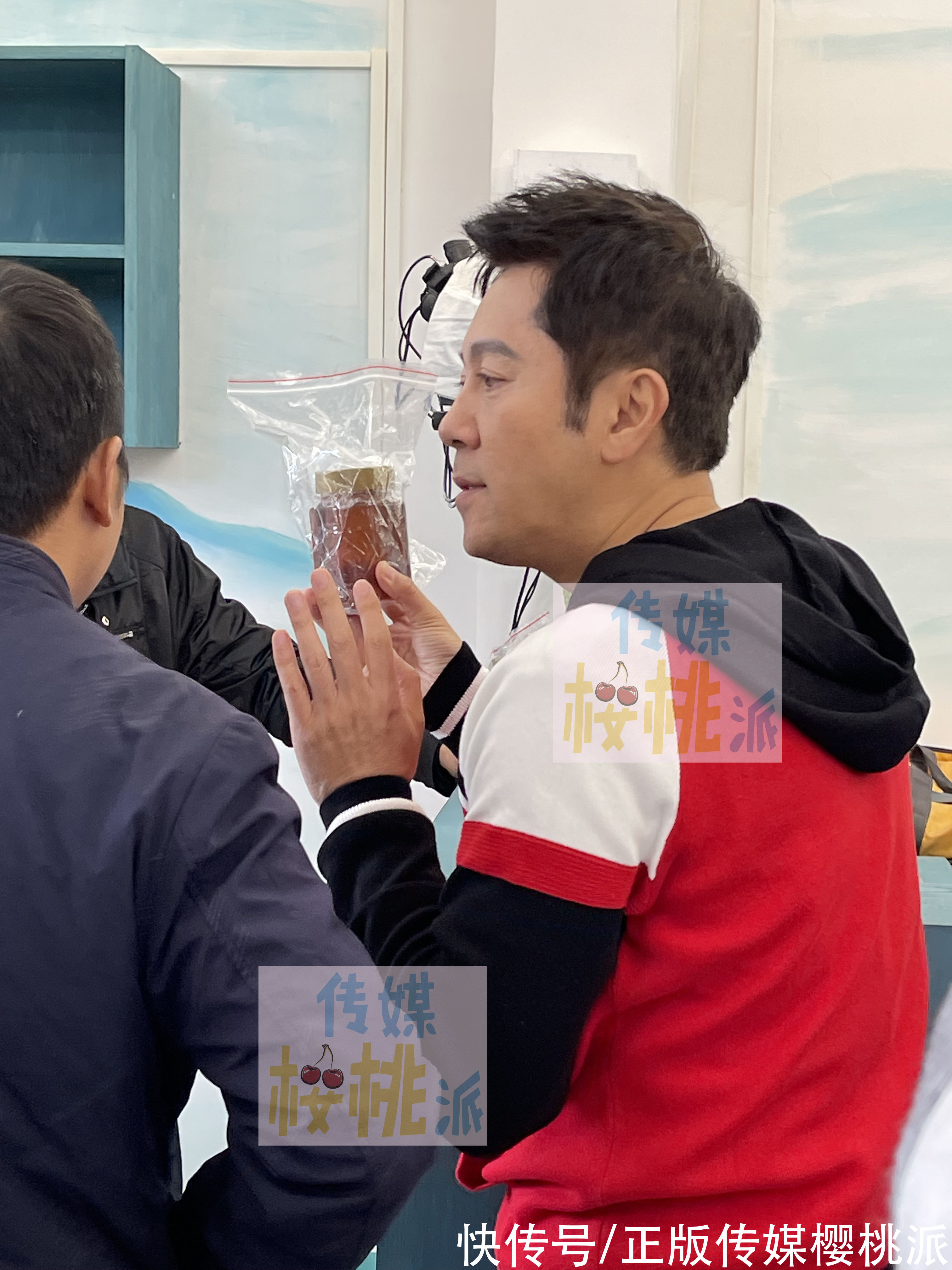 汪涵在長(zhǎng)沙農(nóng)村開(kāi)店，堅(jiān)持素顏出鏡還現(xiàn)場(chǎng)摳腳，變成鄉(xiāng)野知心大哥