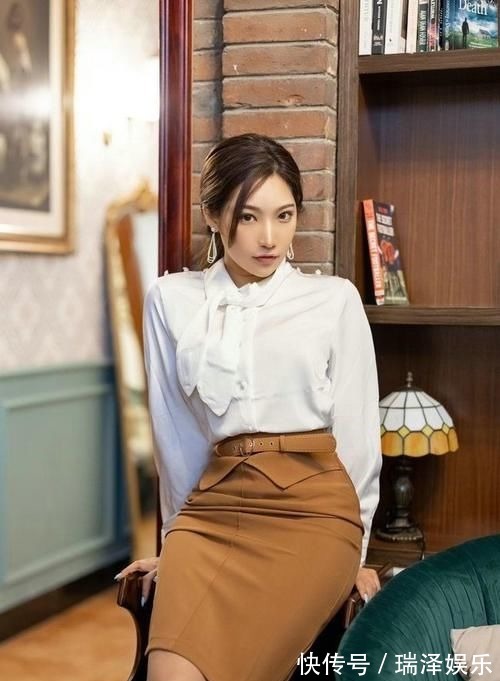 时尚 白色的衬衫很是时尚百搭,下搭咖啡色半身裙,身材得到最好的展示