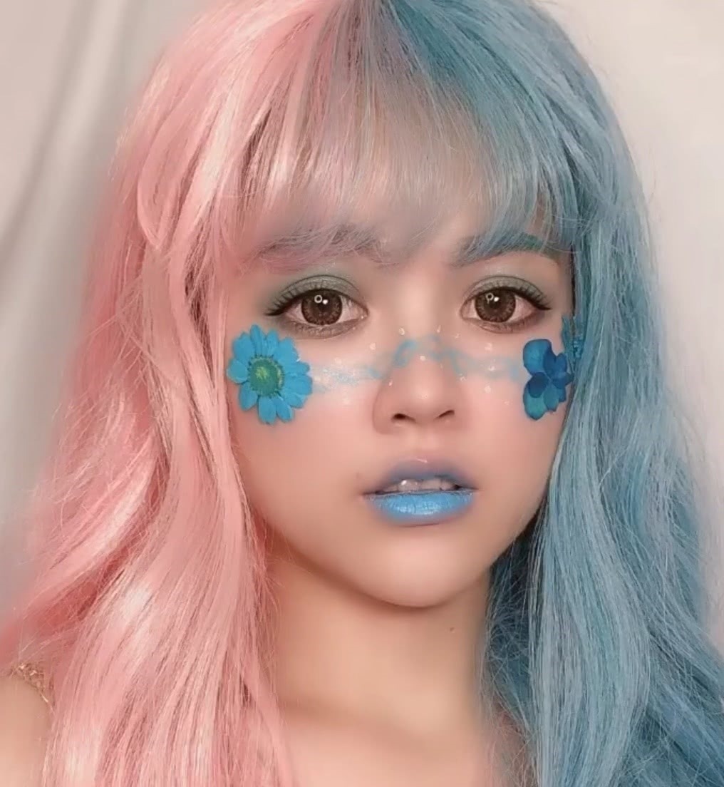 口红 女生“天蓝色”口红画全脸,美得不像话,直男:你脸咋蓝了?