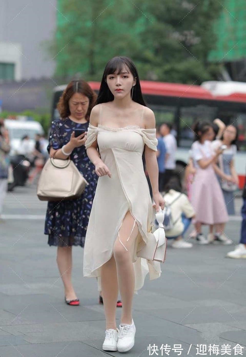 针织衫|街拍，美女休闲裤搭配黑色针织衫，唯美精致
