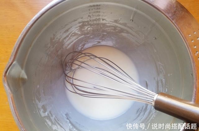 一款不用抹面的奶油蛋糕,非常适合新手学做,颜值和味道不输买的