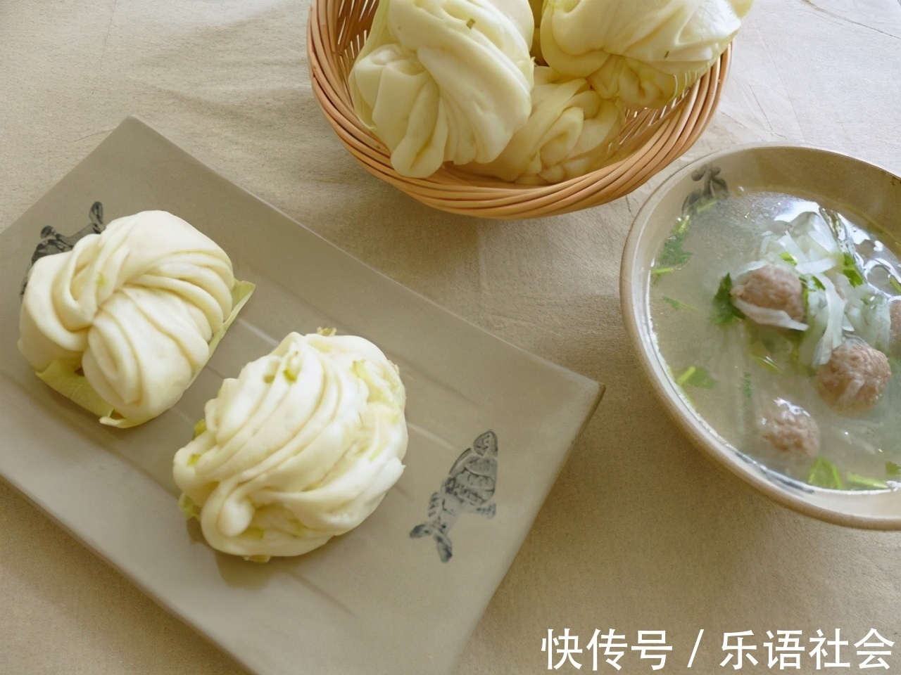 面团|面粉别蒸馒头了,手把手教你做葱香花卷,一压一卷层次多