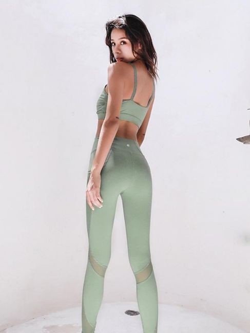 底裤|街拍穿搭别致的紧身打底裤美女,展现你的优雅情怀