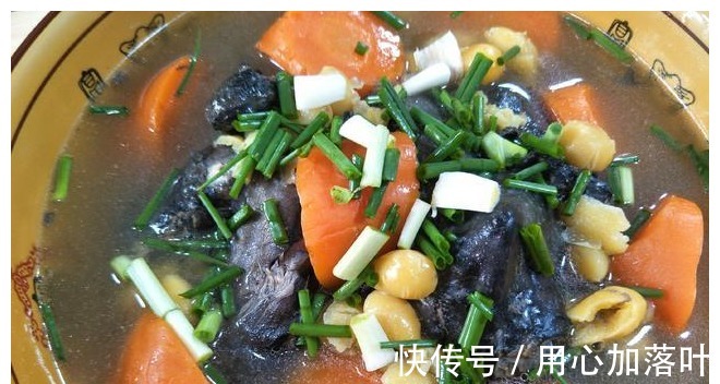 烧鸡|把1只乌鸡扔进压力锅,不放盐不放油,出锅比烧鸡还好吃!