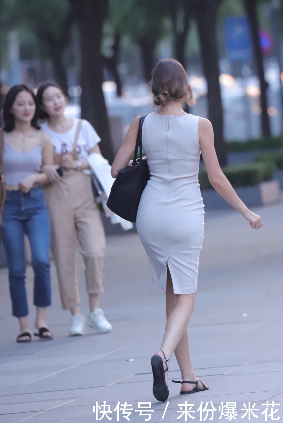 街拍：每次逛街都会被姑娘们背影杀