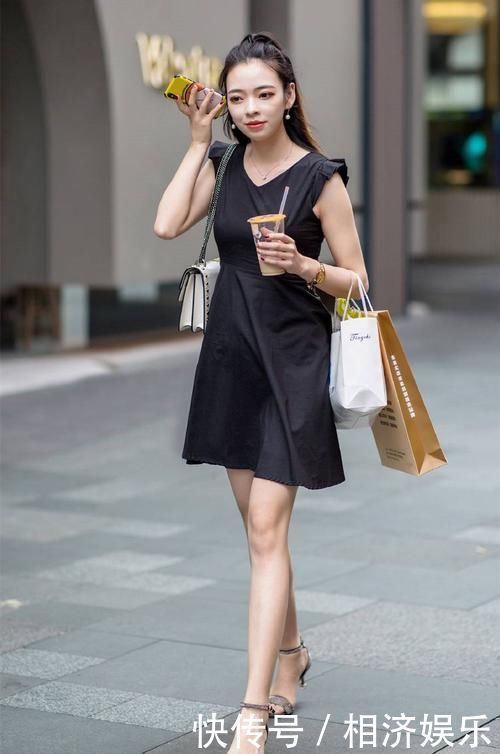 一字带|轻盈时尚的连衣裙搭配女人味十足的高跟凉鞋,展现自信大方的气质